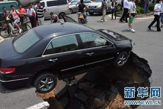 Varios agujeros aparecen en China 2