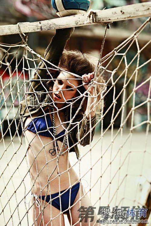 Seductoras guapas juegan fútbol con bikini1