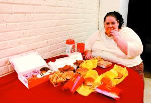 Una mujer quiere aumentar su peso hasta convertirse en la más gorda del mundo1