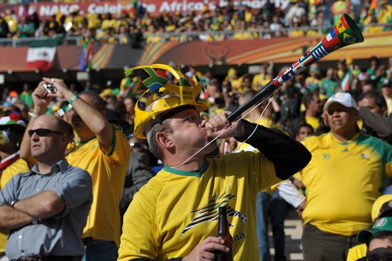 Celebran los hinchas en la inauguración