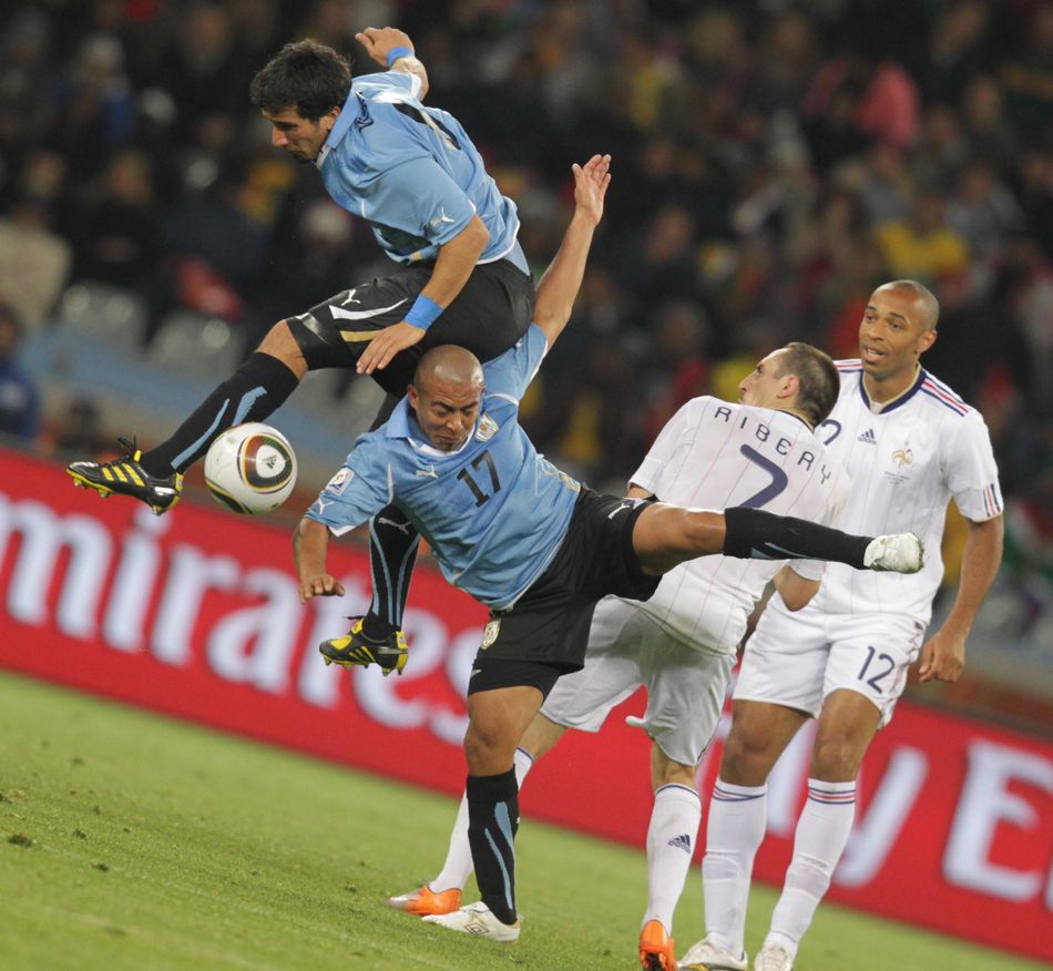 Uruguay,sólo con 10 jugadores,empata 0-0 con Francia en Copa Mundial烏拉圭戰(zhàn)平法國(guó)