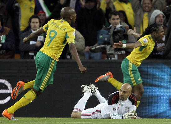 Tshabalala celebra el primer gol