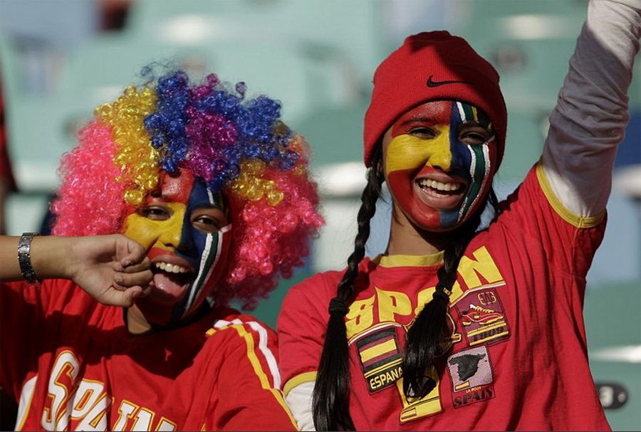 Las aficionadas guapas animan para España