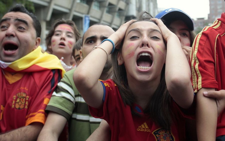 Las aficionadas guapas animan para España