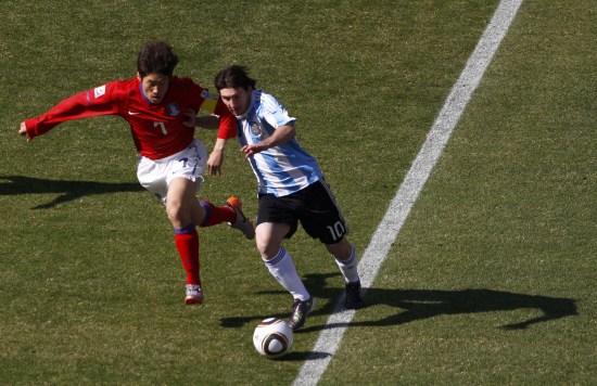 图文-[小组赛]阿根廷VS韩国朴智星与梅西拼速度
