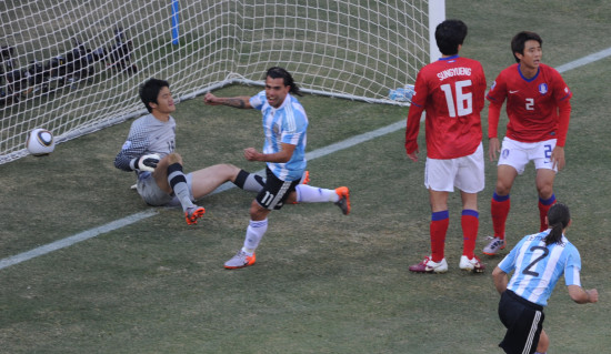 图文-[小组赛]阿根廷VS韩国朴周永制造了乌龙