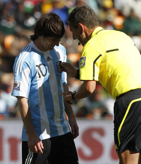 图文-[小组赛]阿根廷VS韩国裁判与梅西窃窃私语