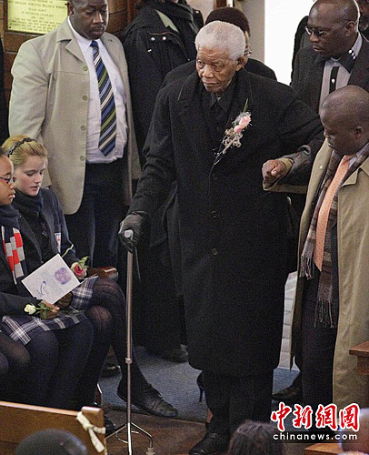 El día 17 de junio el ex presidente de Sudáfrica Mandela presentó en el funeral de su bisnieta Zenani Mandela. 
