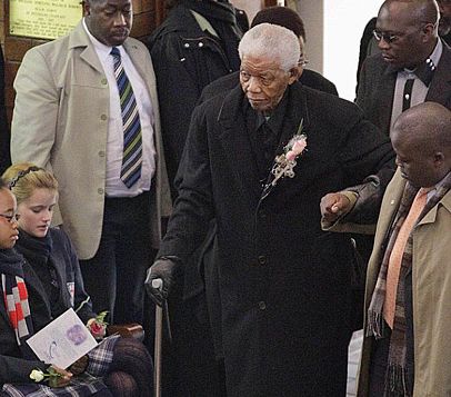 el ex presidente de Sudáfrica Mandela presentó en el funeral de su bisnieta. 