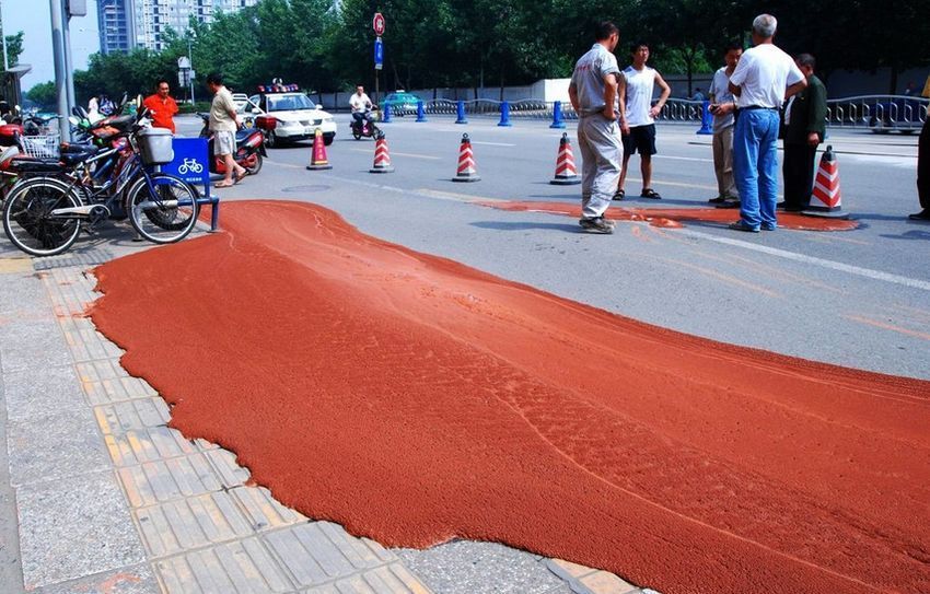 El día 17 de junio por la tarde, se ocurrió un femómeno extraño en el subsuelo de Chengdu, una ciudad de la provincia Sichuan de China. Surgió una parte convexa del subsuelo y luego salieron unas grietas, el lodo rojo salió de las grietas y corrió por todas partes. Le dio mucho miedo a la gente de Chengdu.