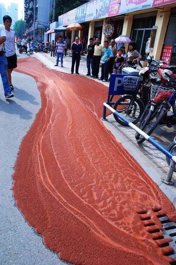 El día 17 de junio por la tarde, se ocurrió un femómeno extraño en el subsuelo de Chengdu, una ciudad de la provincia Sichuan de China. Surgió una parte convexa del subsuelo y luego salieron unas grietas, el lodo rojo salió de las grietas y corrió por todas partes. Le dio mucho miedo a la gente de Chengdu.