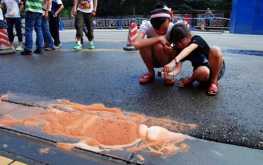 El día 17 de junio por la tarde, se ocurrió un femómeno extraño en el subsuelo de Chengdu, una ciudad de la provincia Sichuan de China. Surgió una parte convexa del subsuelo y luego salieron unas grietas, el lodo rojo salió de las grietas y corrió por todas partes. Le dio mucho miedo a la gente de Chengdu.