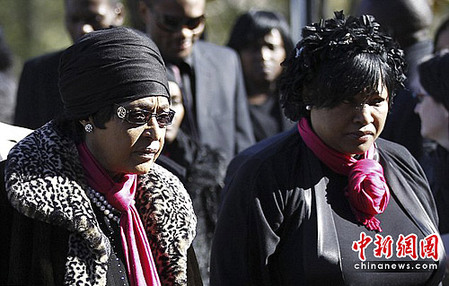 El día 17 de junio el ex presidente de Sudáfrica Mandela presentó en el funeral de su bisnieta Zenani Mandela. 