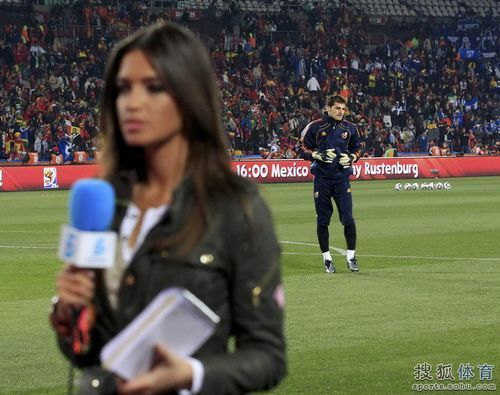 Novia de Casillas Sara hizo reportajes en el partido de España contra Honduras, estaba muy cerca de Casillas