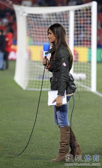 Novia de Casillas Sara hizo reportajes en el partido de España contra Honduras, estaba muy cerca de Casillas