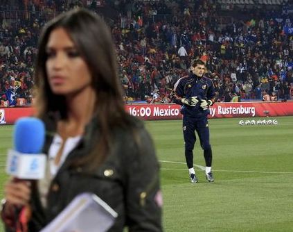 Novia de Casillas Sara hizo reportajes en el partido de España contra Honduras