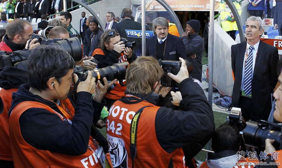 El entrenador de Francia Domenech se convierte en el foco de los medios