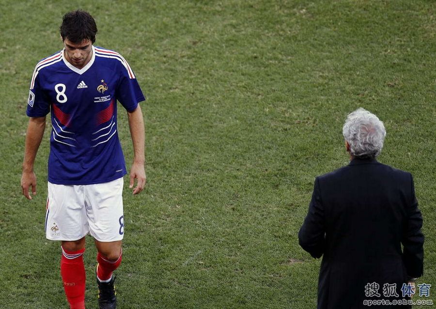 Gourcuff recibe una tarjeta roja y sale del campo