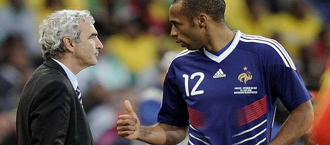 Francia enfrenta a la escandalosa eliminación, Henry ironiza al entrenador