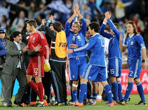图文-[小组赛]希腊0-2阿根廷阿根廷队球员庆祝