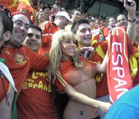 Aficionada española desnuda anima a su selección 