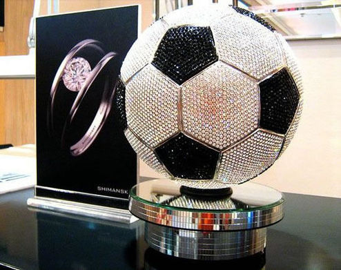 El diseñador famoso sudafricano de diamante Yair Shimansky ha diseñado un fútbol más caro del mundo. Se hace con 6620 diamantes blancos y 2640 diamantes negros y se costó tres meses para hacerlo. El valor del fútbol llega a 2,5 millones de dólares.