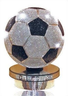 El diseñador famoso sudafricano de diamante Yair Shimansky ha diseñado un fútbol más caro del mundo. Se hace con 6620 diamantes blancos y 2640 diamantes negros y se costó tres meses para hacerlo. El valor del fútbol llega a 2,5 millones de dólares.