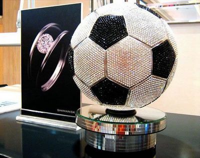 El fútbol de diamante brillante se presenta en el Mundial