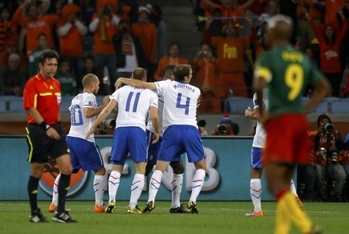 Holanda vence a Camerún con 2-1圖文-[小組賽]喀麥隆VS荷蘭場內悲喜兩重天