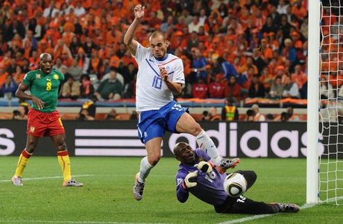 Holanda vence a Camerún con 2-1圖文-[小組賽]喀麥隆1-2荷蘭斯內德殺入禁區(qū)