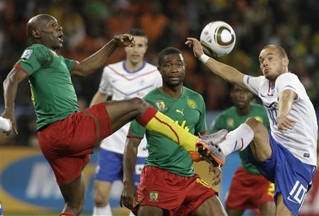 Holanda vence a Camerún con 2-1圖文-[小組賽]喀麥隆VS荷蘭我先踩你一腳