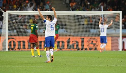 Holanda vence a Camerún con 2-1圖文-[小組賽]喀麥隆VS荷蘭隊(duì)長(zhǎng)慶祝進(jìn)球