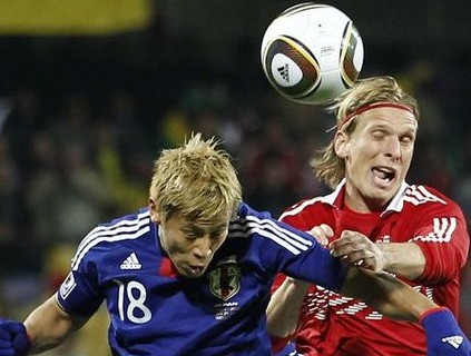 Japón derrota a Dinamarca y entra en octavos de final