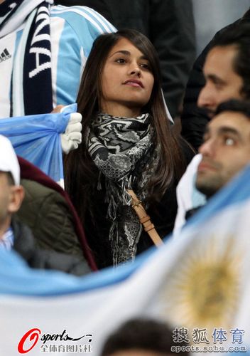 La novia de Messi presenta en el partido de Argentina