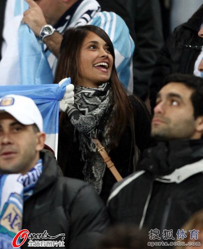 La novia de Messi presenta en el partido de Argentina