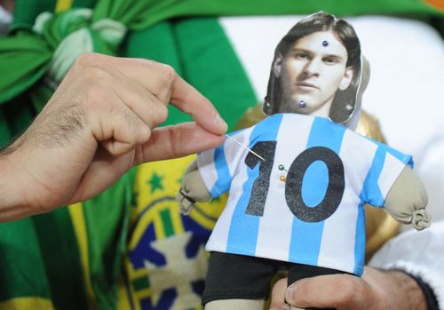 Un aficionado de Brasil hizo una muñeca de trapo para maldecir a Messi