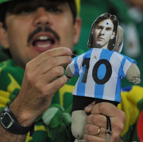 Un aficionado de Brasil hizo una muñeca de trapo para maldecir a Messi