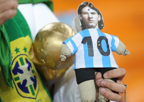 Un aficionado de Brasil hizo una muñeca de trapo para maldecir a Messi