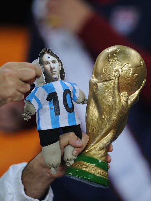 Un aficionado de Brasil hizo una muñeca de trapo para maldecir a Messi