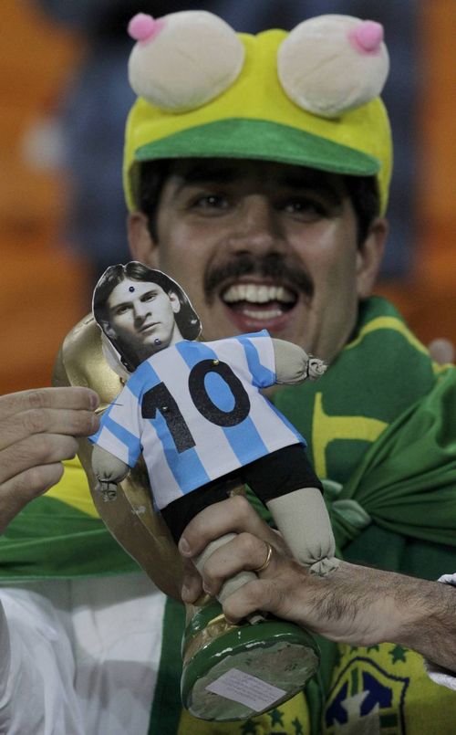 Un aficionado de Brasil hizo una muñeca de trapo para maldecir a Messi