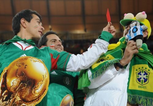 Un aficionado de Brasil hizo una muñeca de trapo para maldecir a Messi