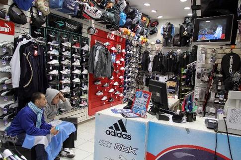 Los dependistas de una tienda de adidas estaban viendo el partido