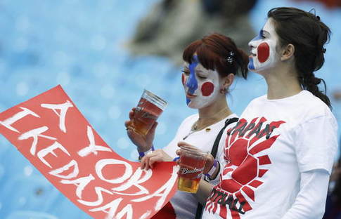 Los aficionados extranjeros animan a la selección de Japón日本球迷為本隊助威