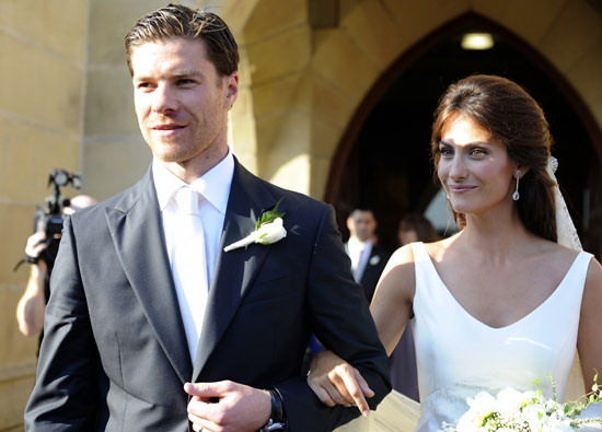 Xabi Alonso (España) y su esposa