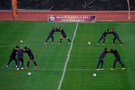 Kaká está muy relajado, Brasil prepara el partido con muhco esfuerzo圖文-巴西訓(xùn)練備戰(zhàn)荷蘭大秀腳法訓(xùn)練前牽拉