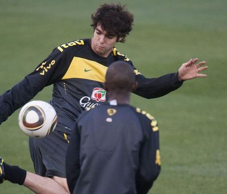 Kaká está muy relajado, Brasil prepara el partido con muhco esfuerzo圖文-巴西訓練備戰(zhàn)荷蘭大秀腳法卡卡展示球技