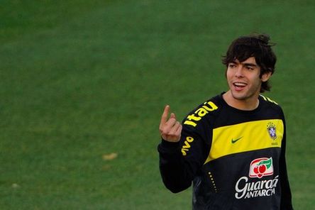 Kaká está muy relajado, Brasil prepara el partido con muhco esfuerzo圖文-巴西訓(xùn)練備戰(zhàn)荷蘭大秀腳法卡卡要爭(zhēng)第一