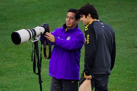 Kaká está muy relajado, Brasil prepara el partido con muhco esfuerzo圖文-巴西訓(xùn)練備戰(zhàn)荷蘭大秀腳法卡卡研究照相機(jī)