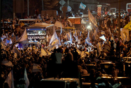 Una multitud recibe a la selección argentina