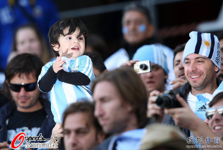 El nieto de Maradona, anima para su abuelo 